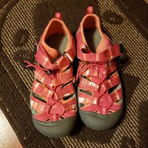 Keen - girls size 37/4 water shoes -  like new